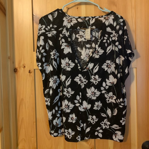 NEW! Maurices Top - Picture 2 of 9